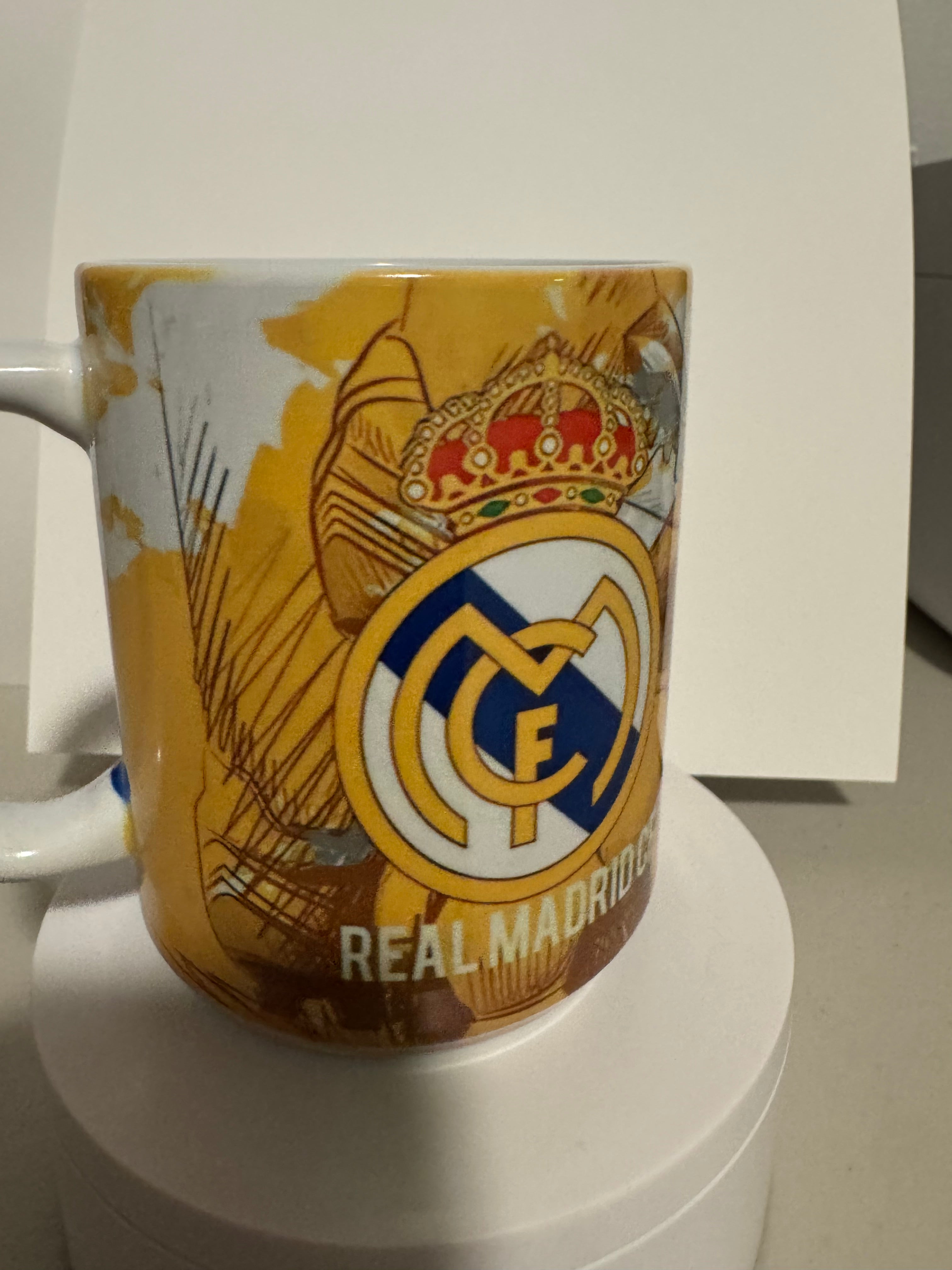 Real Madrid logo dorado