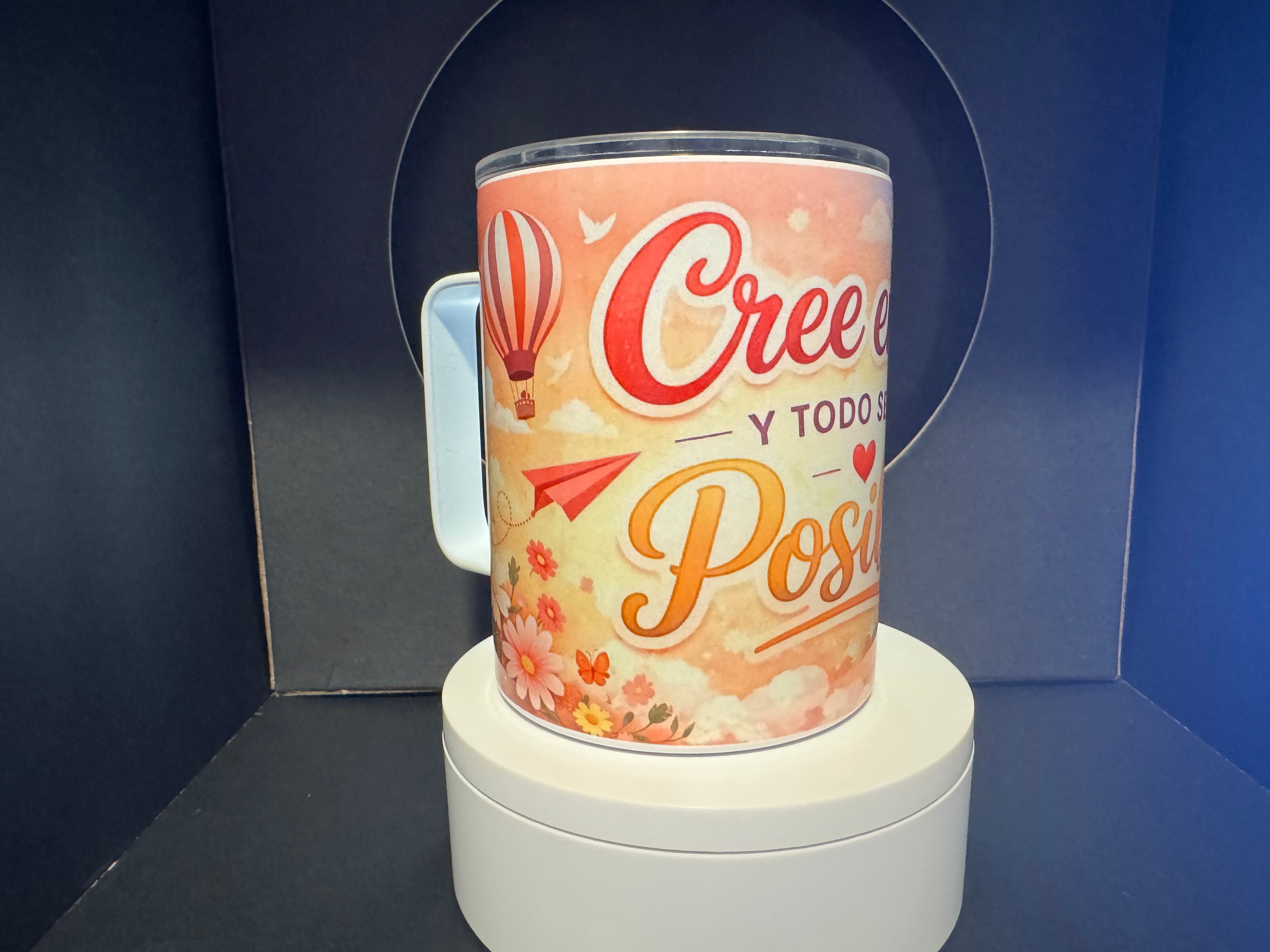 Taza de Aluminio con tapadera y  con una frase motivadora y lindo diseño