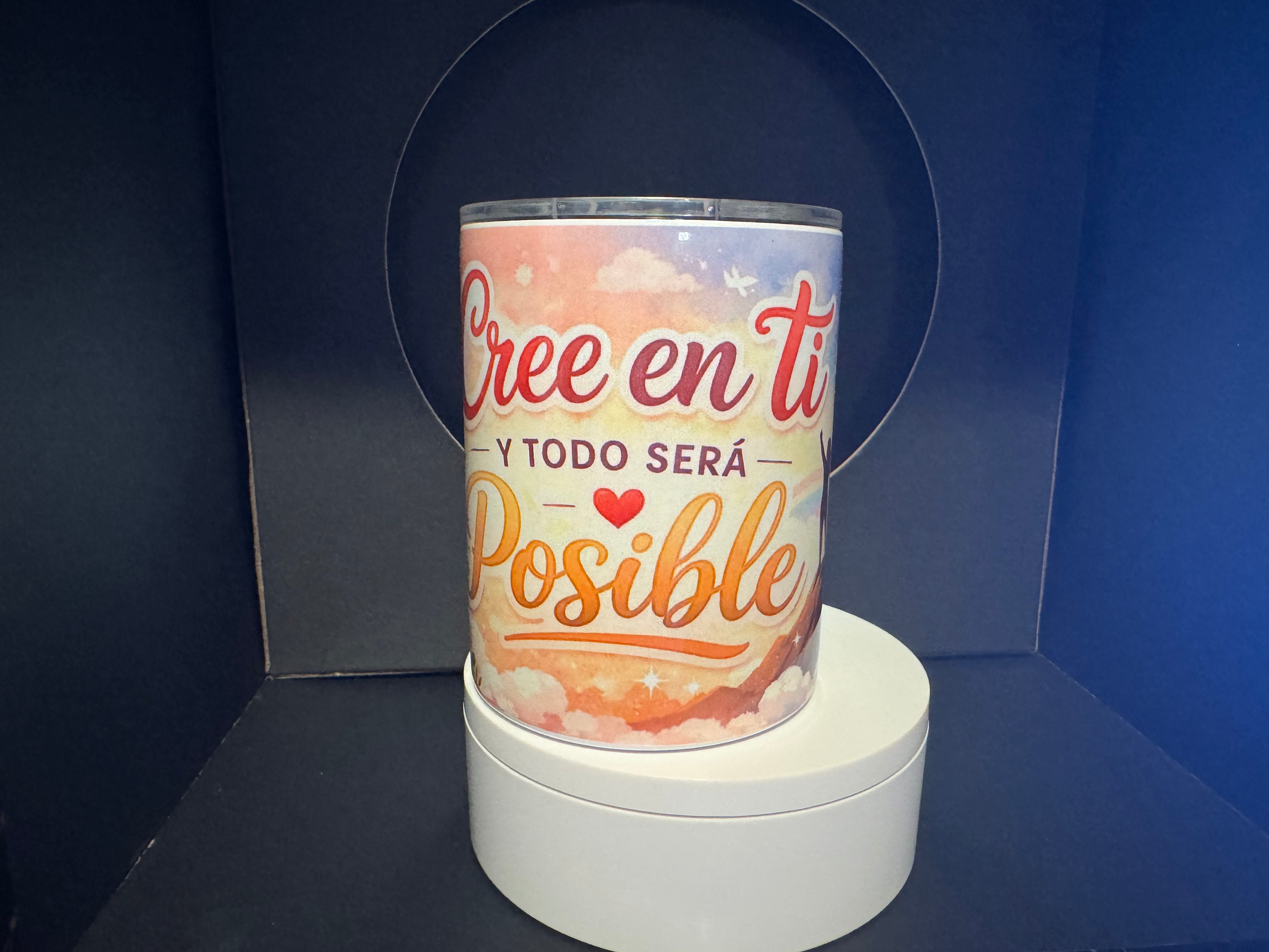 Taza de Aluminio con tapadera y  con una frase motivadora y lindo diseño